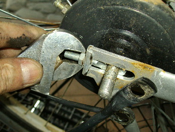 車軸位置調整用金具ナットをゆるめる